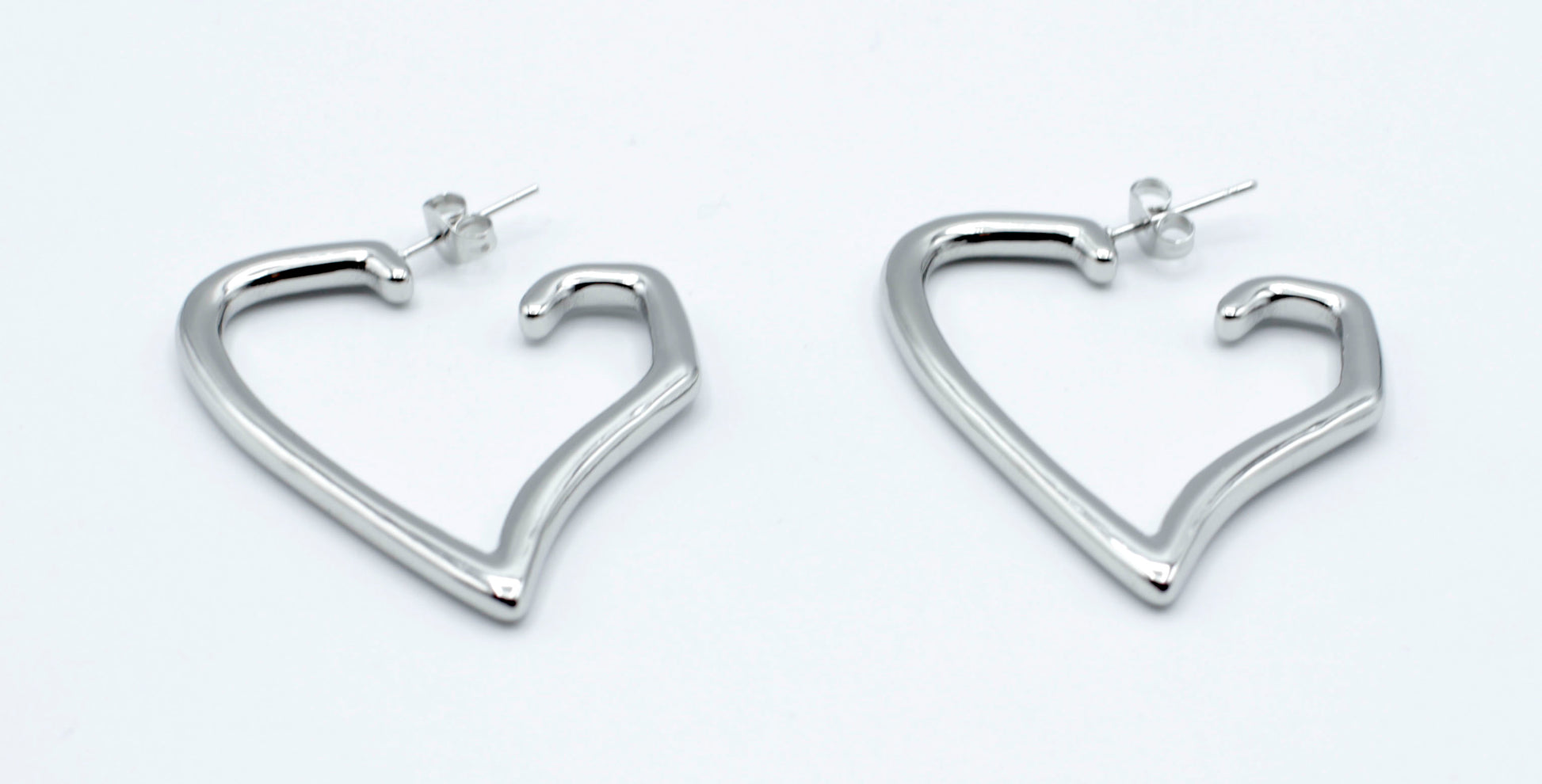 Pendientes Born to be loved en acero inoxidable plateado, forma de corazón moderno y hipoalergénico -DELACABRA