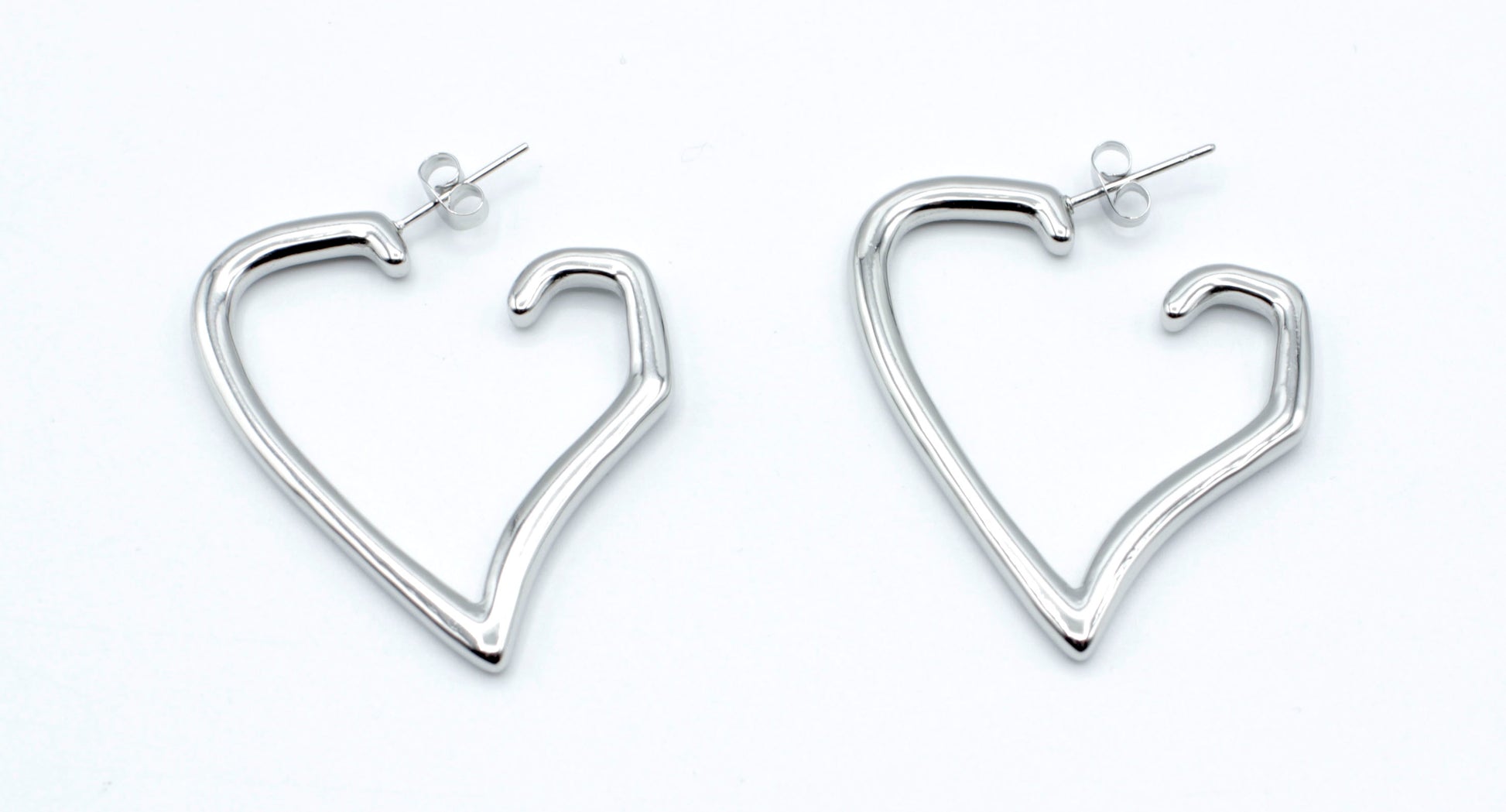 Aros plateados Born to be loved con diseño de corazón abierto, acero inoxidable resistente al agua -DELACABRA