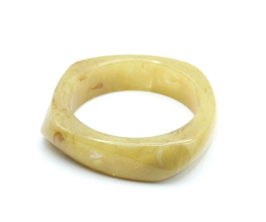 Pulsera Amber amarilla con efecto marmolado claro y forma curva angular. - DELACABRA