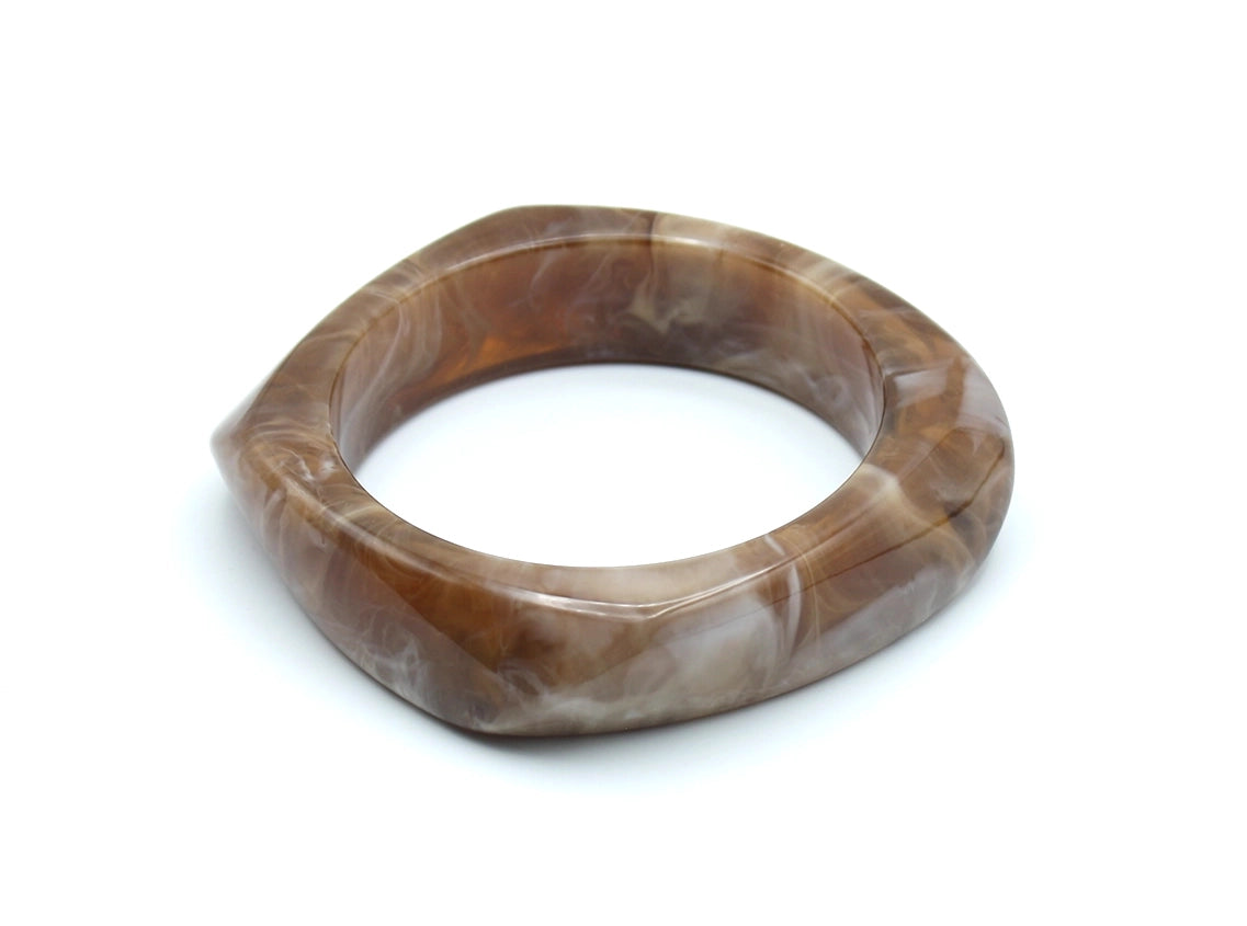 Vista lateral de la pulsera Amber marrón con forma angular y acabado marmolado brillante - DELACABRA
