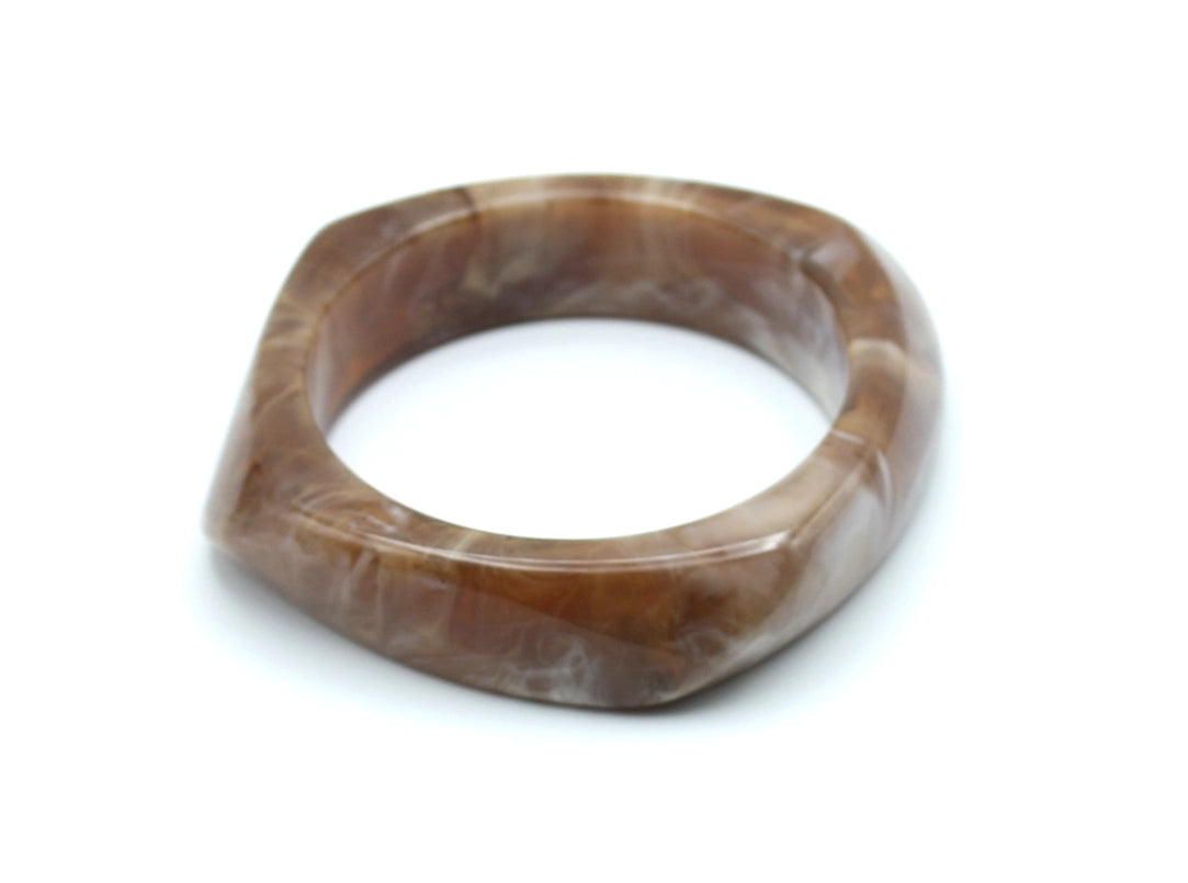 Pulsera Amber en resina marrón con tonos ahumados y diseño geométrico redondeado. - DELACABRA