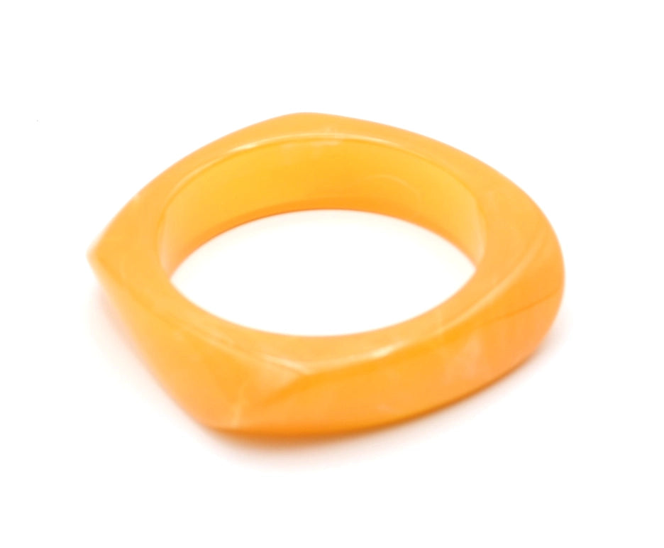 Vista lateral de la pulsera Amber naranja con superficie pulida y bordes redondeados - DELACABRA
