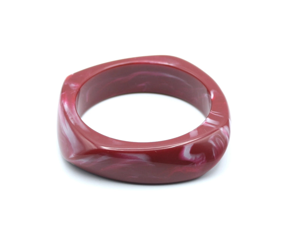 Pulsera Amber de color vino con vetas rosadas y diseño grueso en forma de gota. - DELACABRA