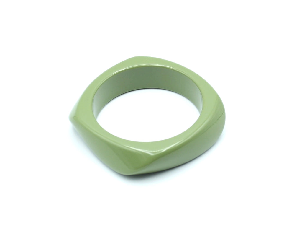 Pulsera Amber de resina verde mate con líneas minimalistas y diseño moderno. - DELACABRA