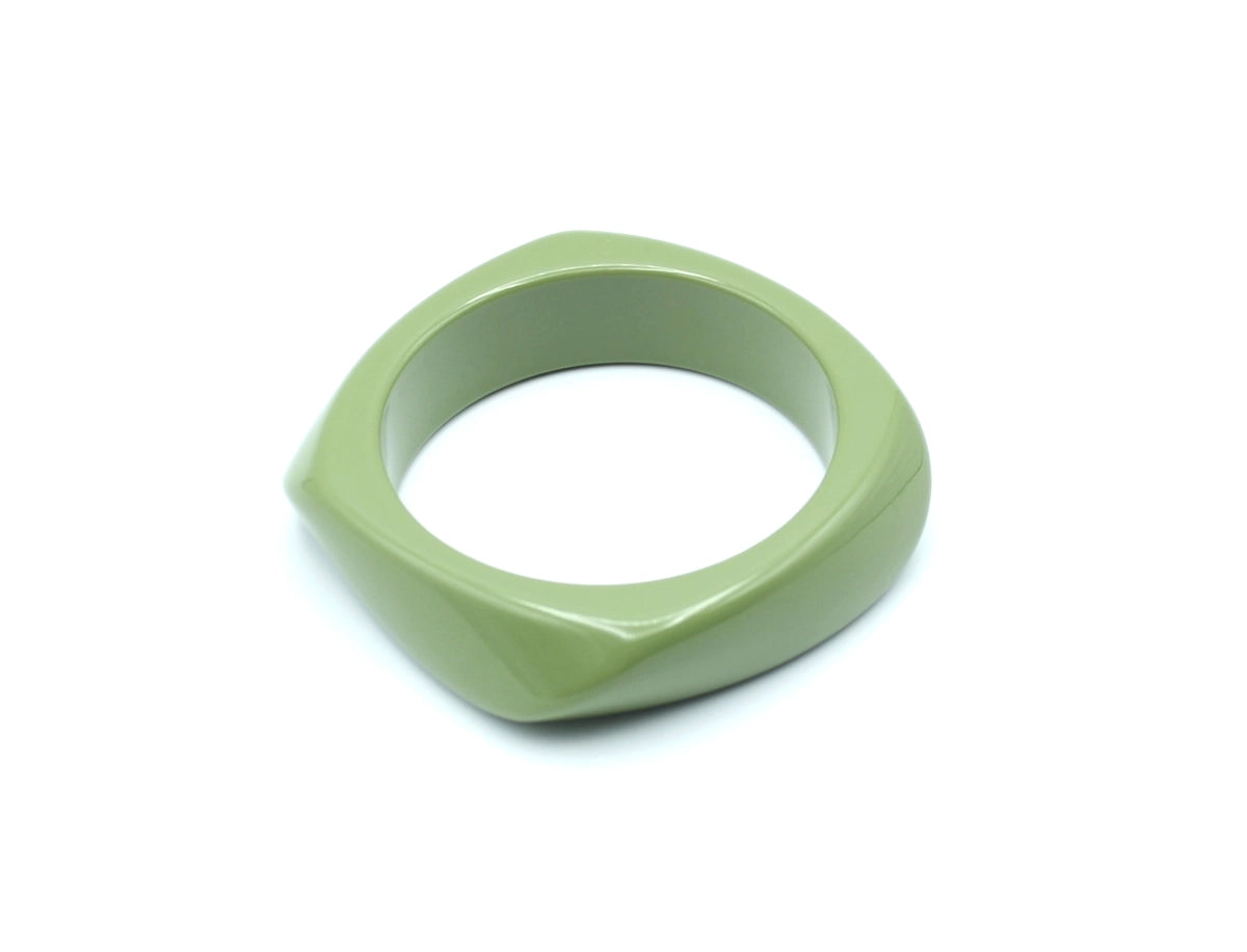 Pulsera Amber de resina verde mate con líneas minimalistas y diseño moderno. - DELACABRA