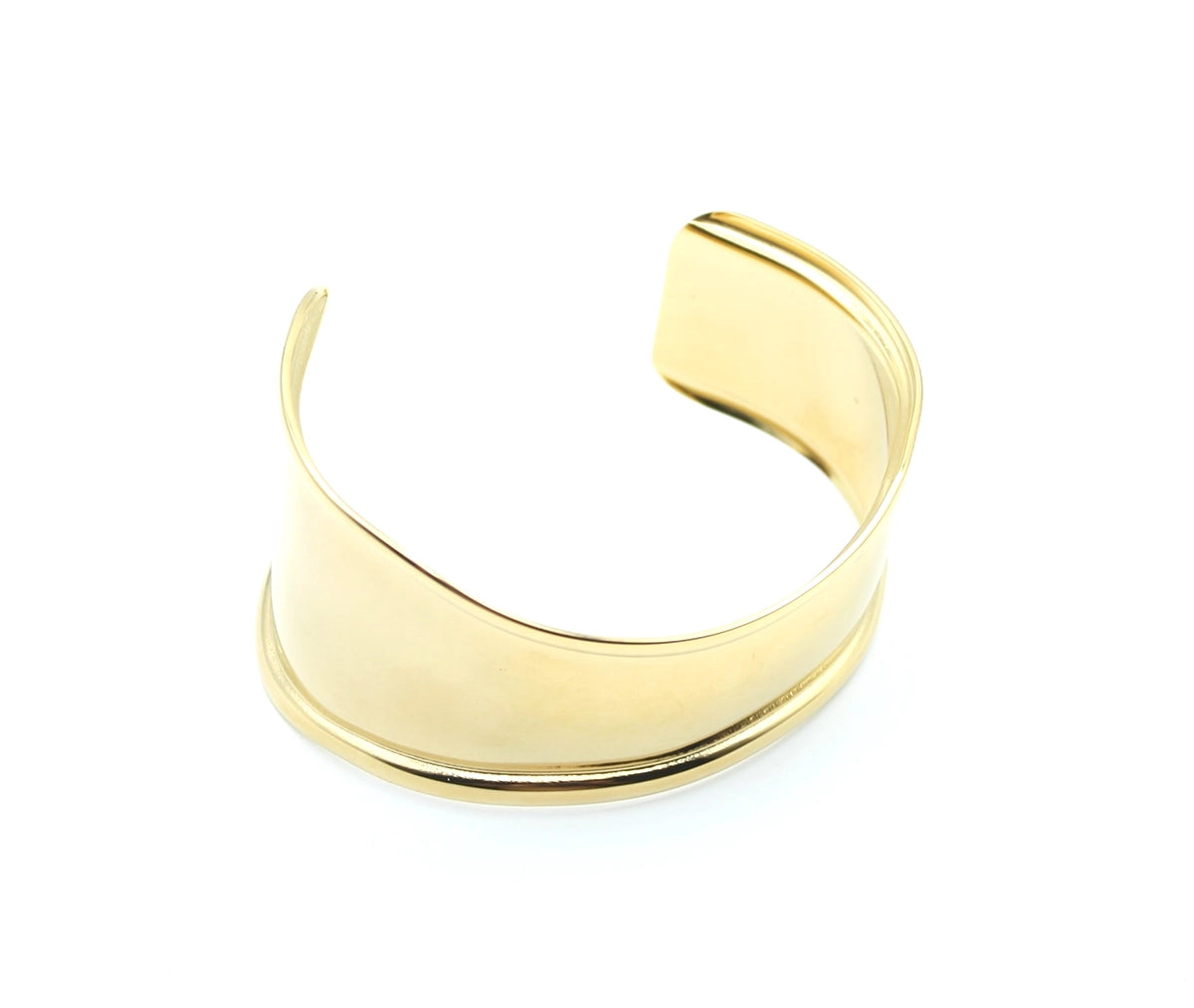 Vista superior del brazalete Arena abierto, diseño minimalista y perfil ancho - DELACABRA