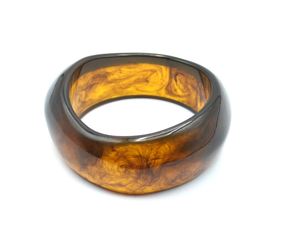 Vista interior del brazalete Aura en resina marrón con efecto ámbar y formas orgánicas - DELACABRA