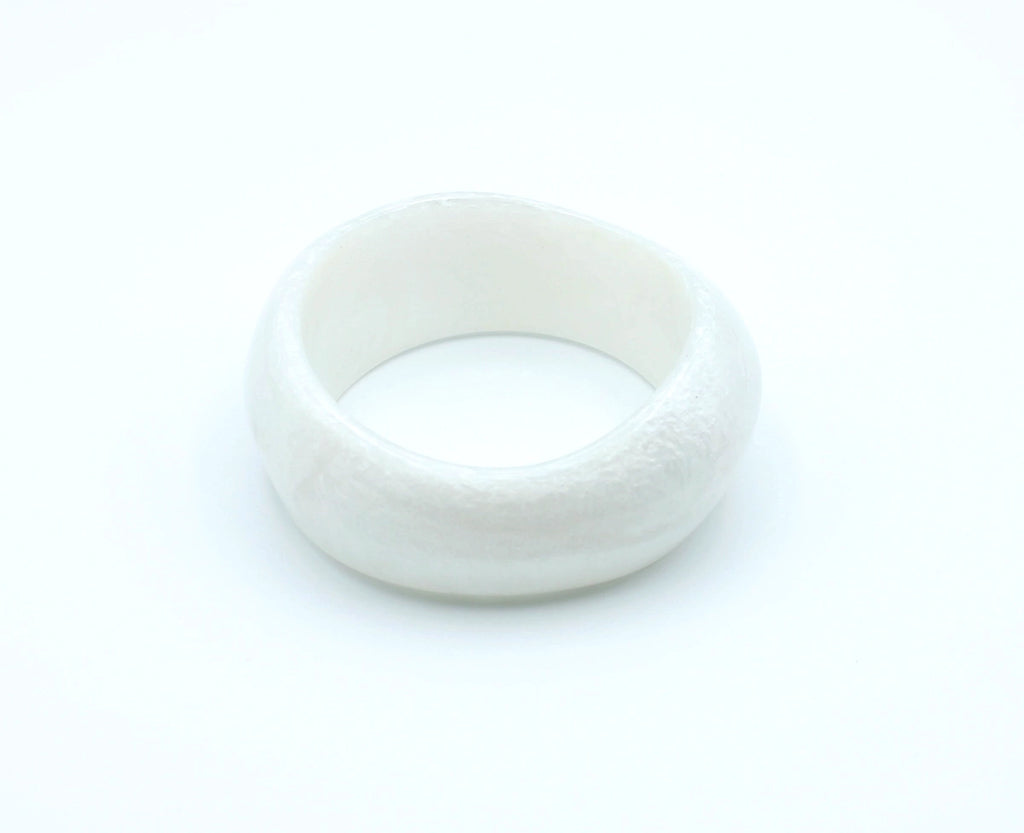 Forma orgánica del brazalete Ayre en resina blanca con efecto piedra - DELACABRA