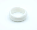 Forma orgánica del brazalete Ayre en resina blanca con efecto piedra - DELACABRA