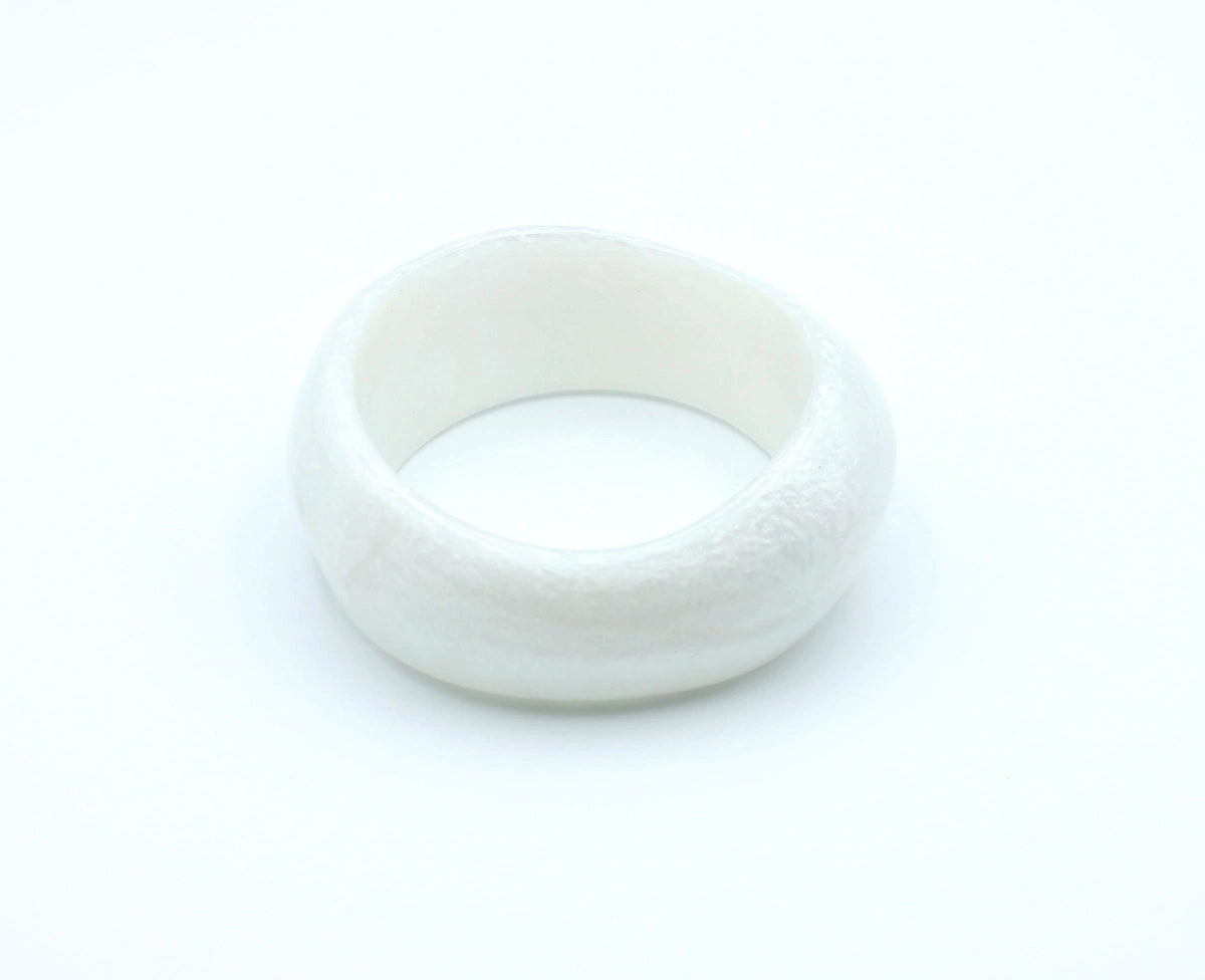 Forma orgánica del brazalete Ayre en resina blanca con efecto piedra - DELACABRA
