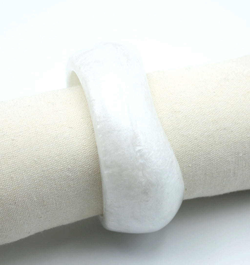 Brazalete Ayre en blanco con textura nacarada sobre base de tela neutra - DELACABRA