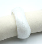 Brazalete Ayre en blanco con textura nacarada sobre base de tela neutra - DELACABRA