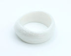 Interior del brazalete Ayre con forma irregular y acabado perlado mate - DELACABRA