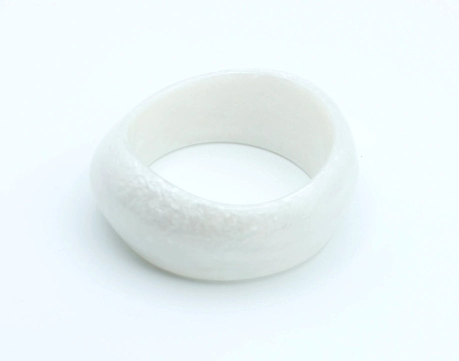 Interior del brazalete Ayre con forma irregular y acabado perlado mate - DELACABRA