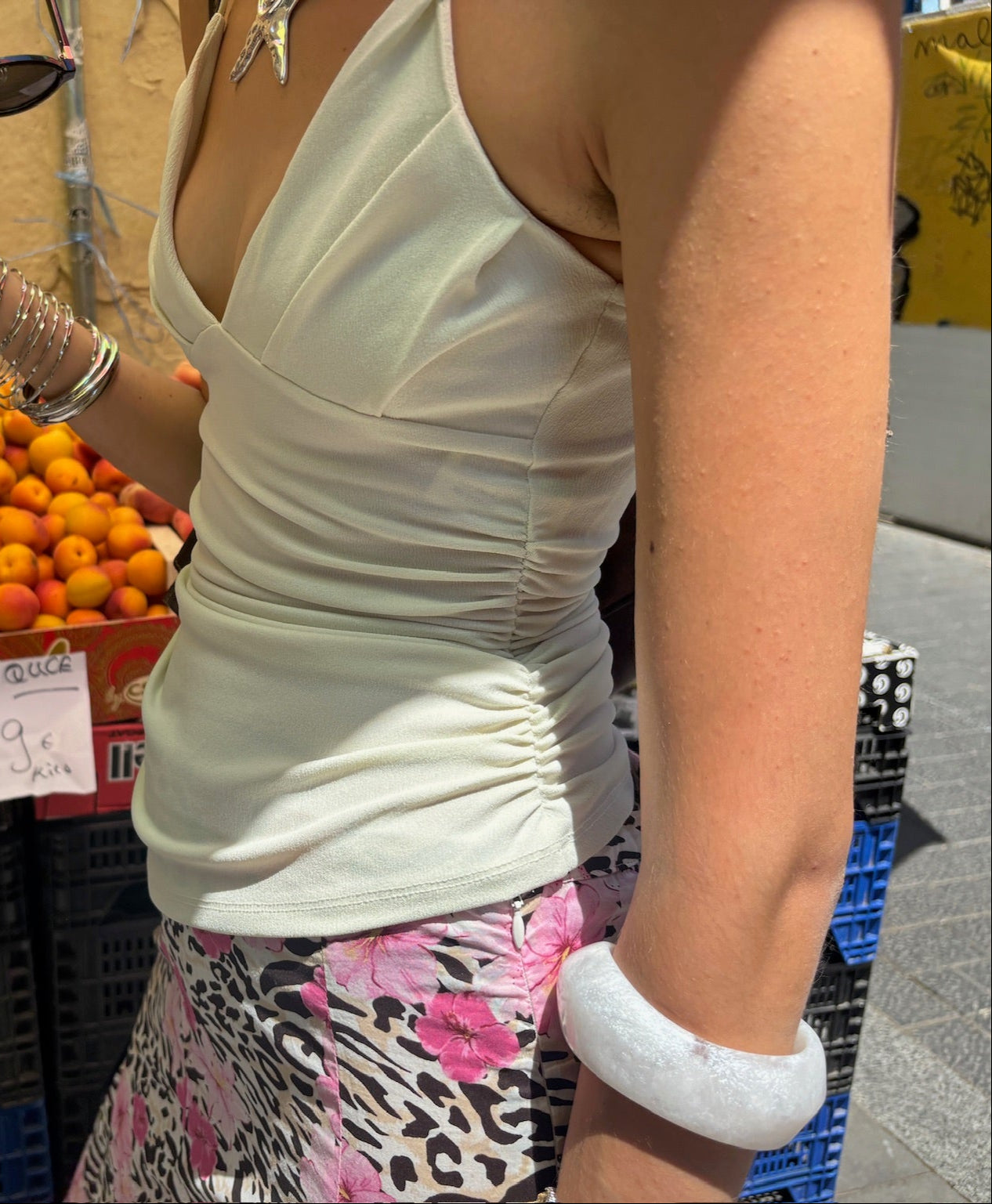 Brazalete blanco Ayre combinado con outfit veraniego en mercado al aire libre - DELACABRA