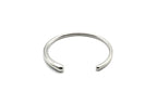 Brazalete Boreal de acero inoxidable plateado, robusto pero ajustable, acabado brillante, hipoalergénico y ligero. Delacabra