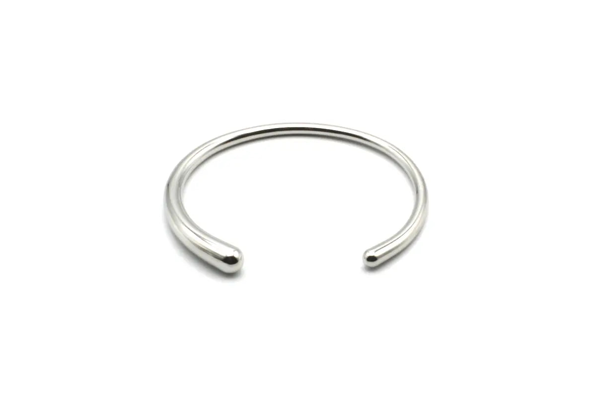 Brazalete Boreal de acero inoxidable plateado, robusto pero ajustable, acabado brillante, hipoalergénico y ligero. Delacabra