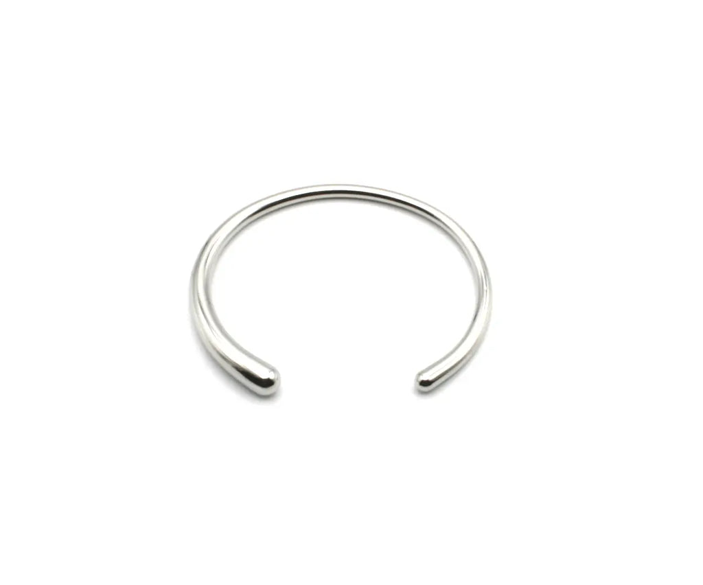 Brazalete Boreal de acero inoxidable plateado ajustable vista lateral, moderna, para usar en toda ocasión - DELACABRA