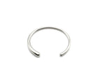 Brazalete Boreal de acero inoxidable plateado ajustable vista lateral, moderna, para usar en toda ocasión - DELACABRA