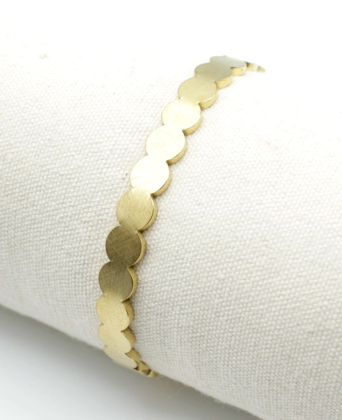 Brazalete Brillo acero inoxidable dorado acabado mate, circulos unidos, durable y ligera - delacabra