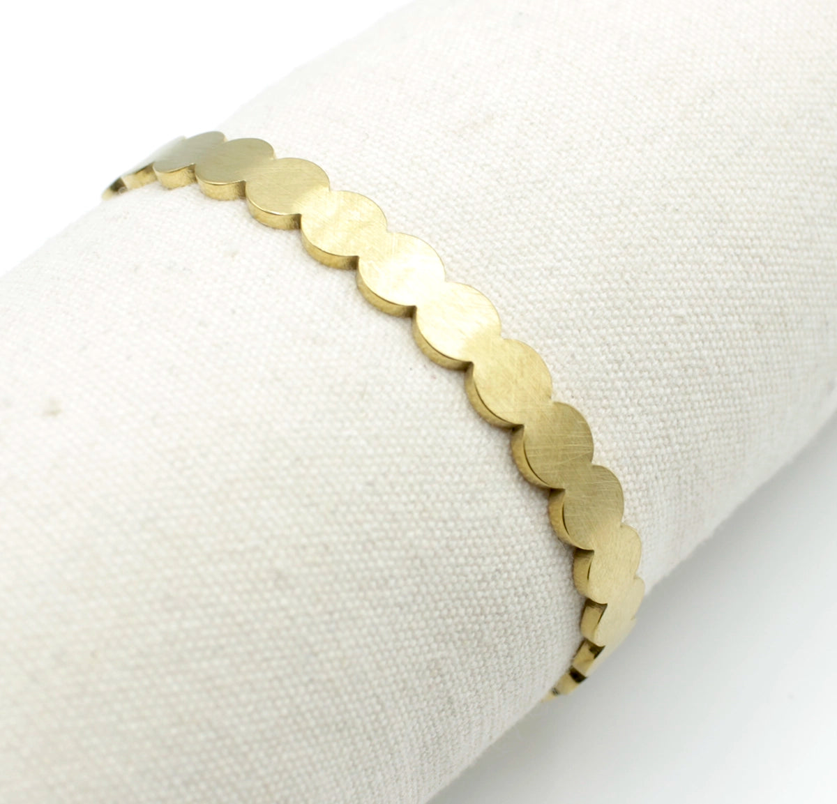 Brazalete Brillo acero inoxidable dorado acabado mate, circulos unidos, durable y ligera - delacabra