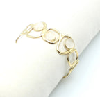 Brazalete Dolce acero inoxidable dorado ajustable luce en expositor de tela, diseño elegante y atemporal - DELACABRA
