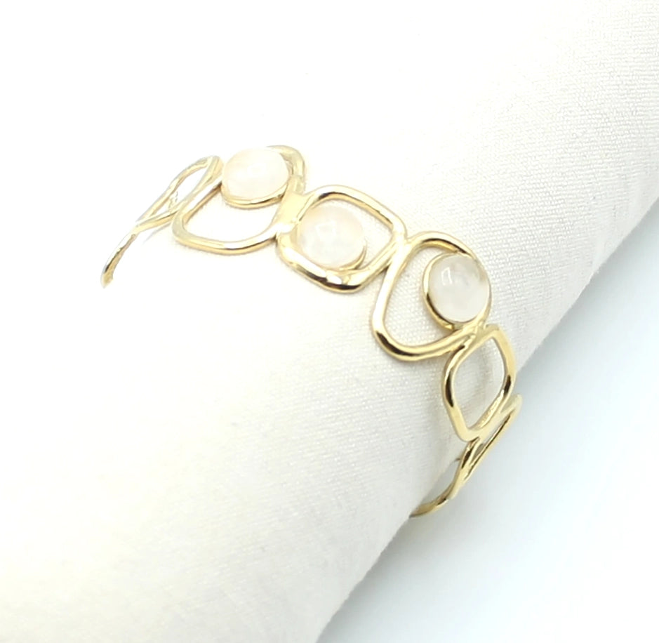 Brazalete Dolce acero inoxidable dorado ajustable luce en expositor de tela, diseño elegante y atemporal - DELACABRA