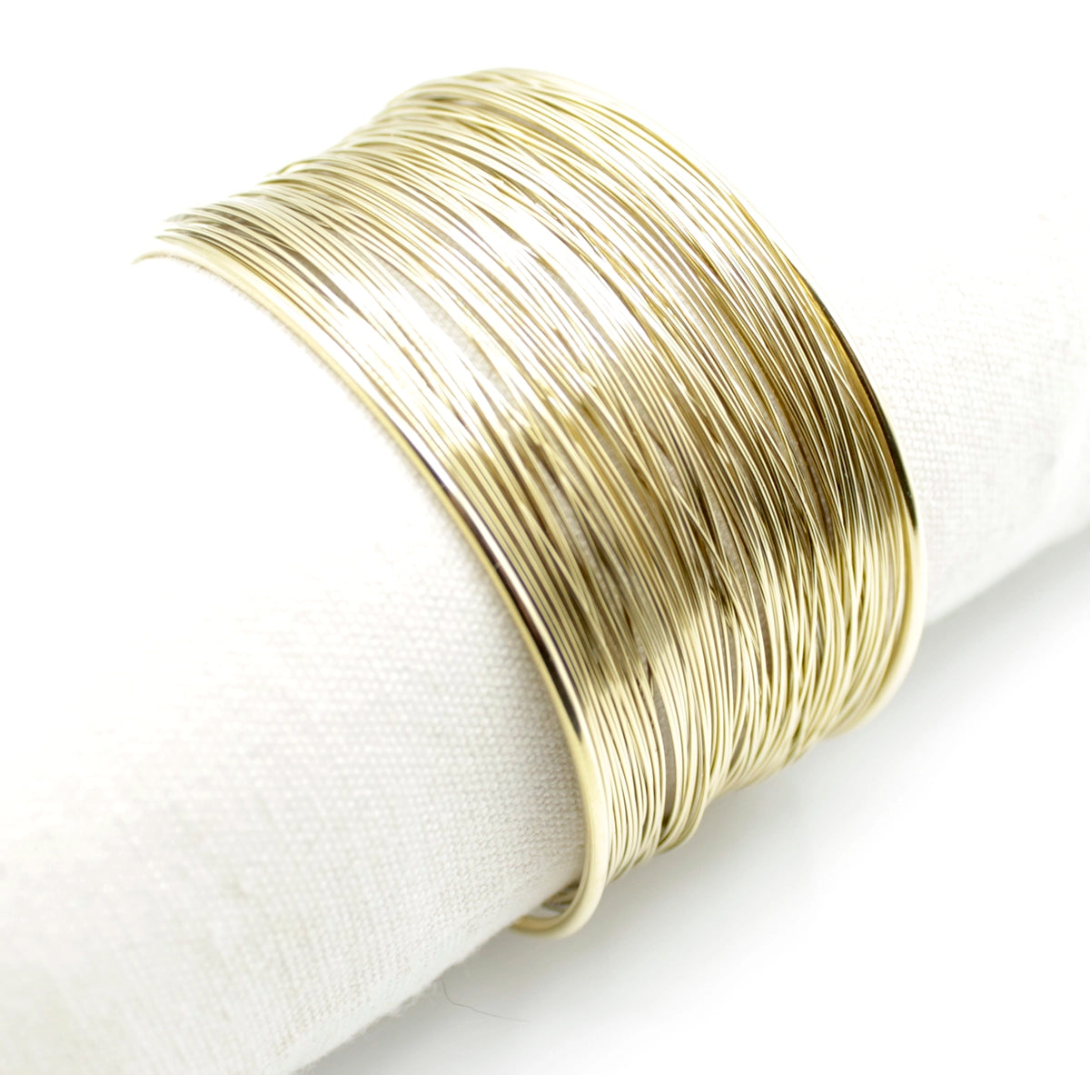 Brazalete Halo acero inoxidable dorado hilos de acero entrelazados, elegante y casual - delacabra