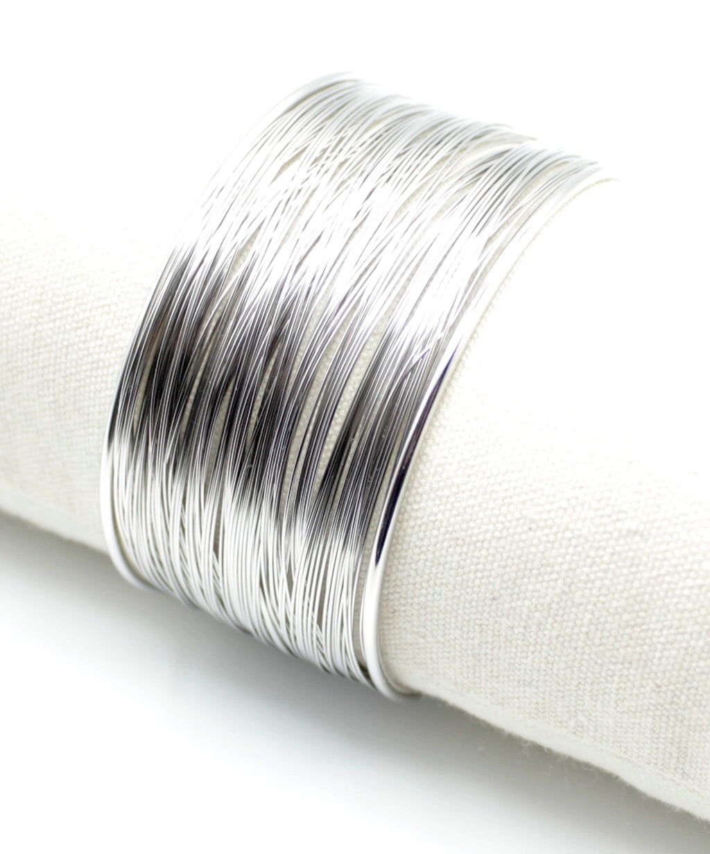 Brazalete Halo acero inoxidable plateado en expositor de tela, sublime. - delacabra