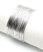 Brazalete Halo acero inoxidable plateado en expositor de tela, sublime. - delacabra