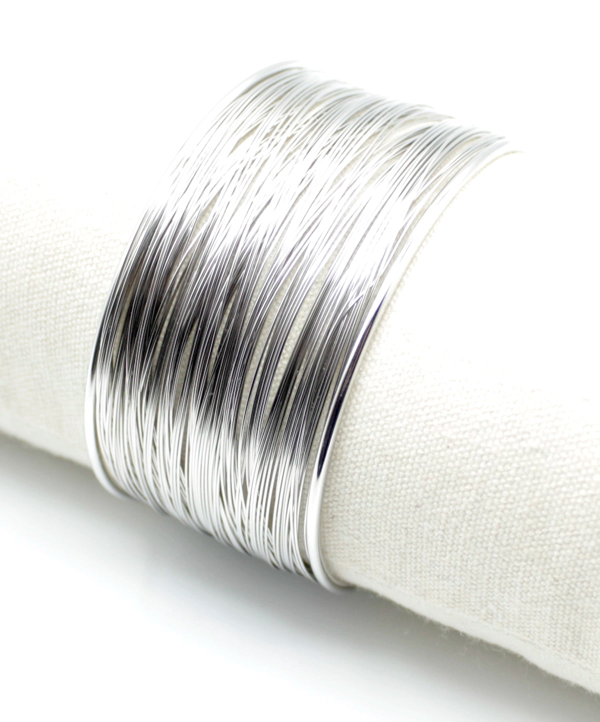 Brazalete Halo acero inoxidable plateado en expositor de tela, sublime. - delacabra
