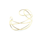 Vista lateral del brazalete Jazmín dorado de acero inoxidable ajustable, hipoalergénico y resistente al agua - DELACABRA