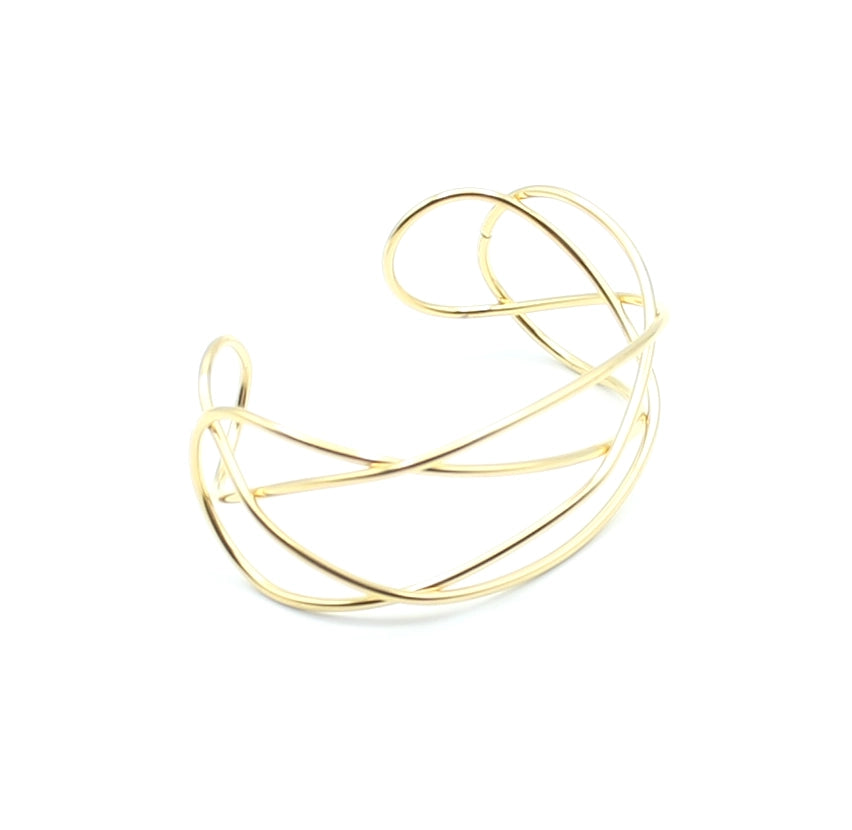 Vista lateral del brazalete Jazmín dorado de acero inoxidable ajustable, hipoalergénico y resistente al agua - DELACABRA