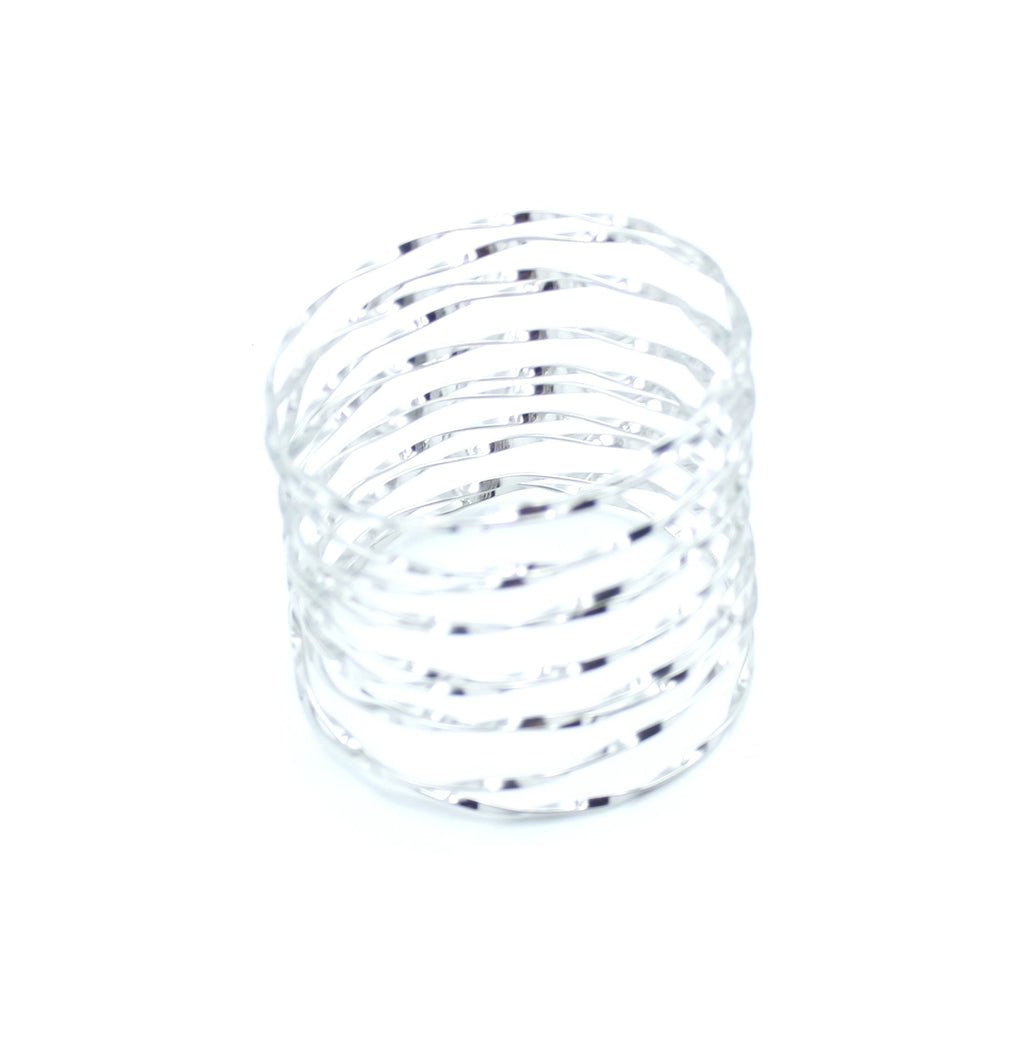 Brazalete Luz en tono plata con estructura flexible y brillo espejo - DELACABRA
