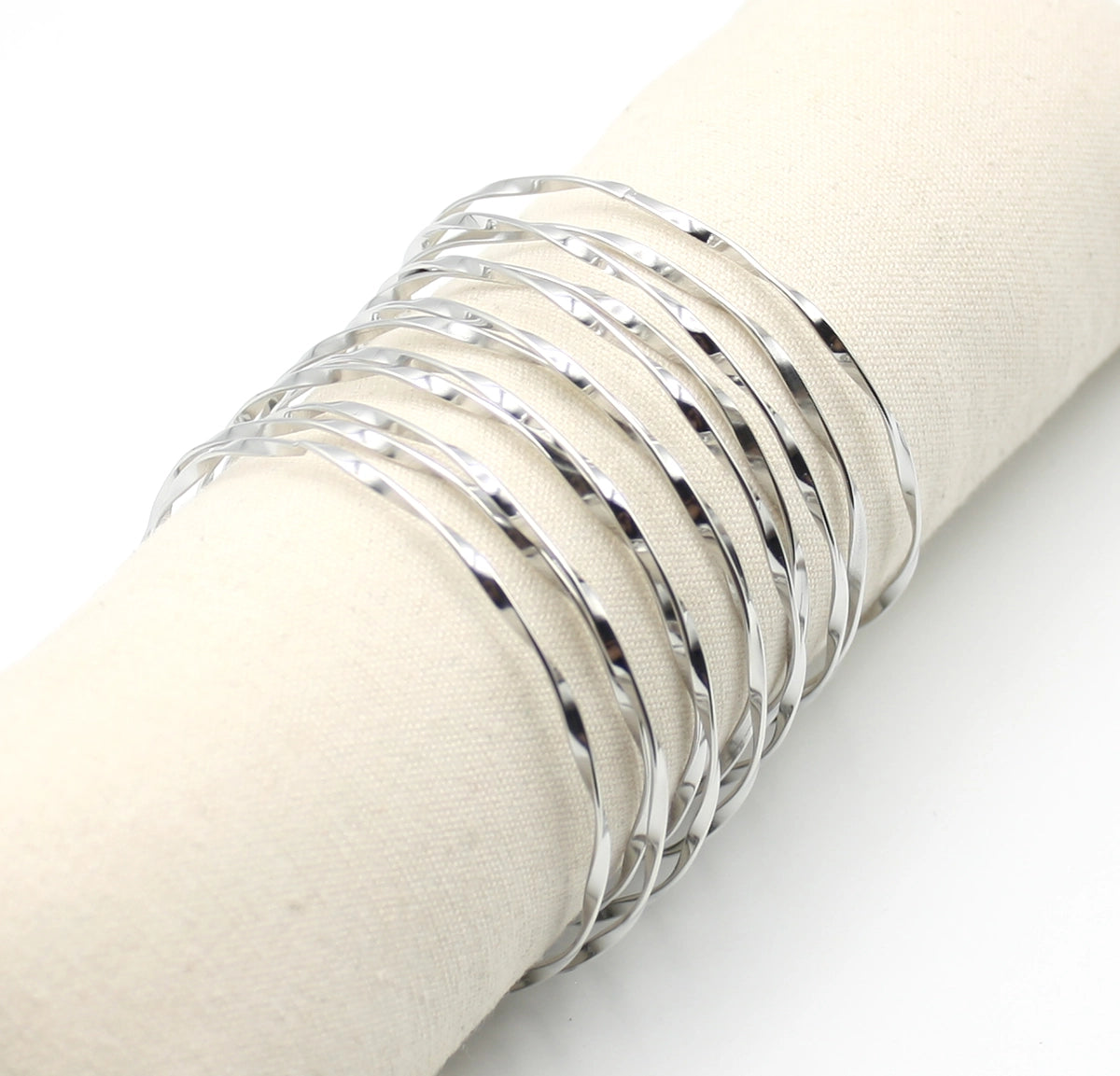 Brazalete Luz en acero inoxidable plateado con diseño ondulado y superficie pulida - DELACABRA