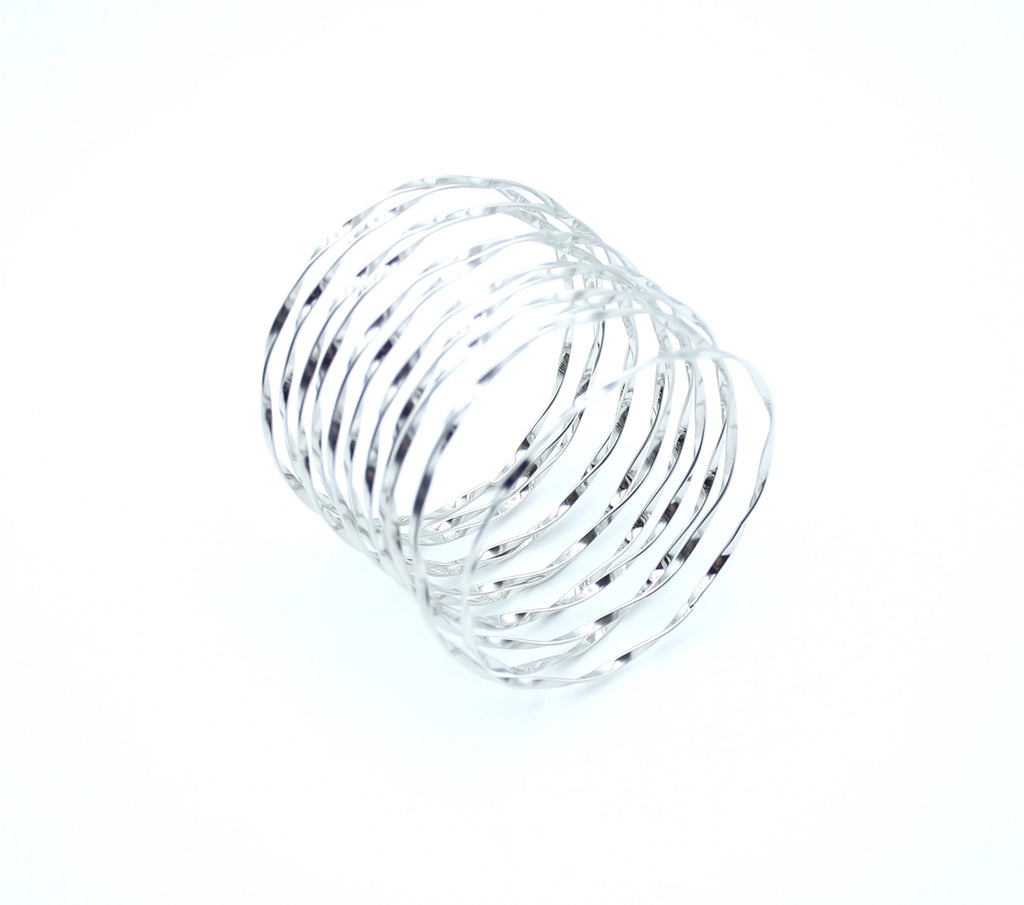 Brazalete Luz plateado con forma elástica y adaptable visto en posición horizontal - DELACABRA