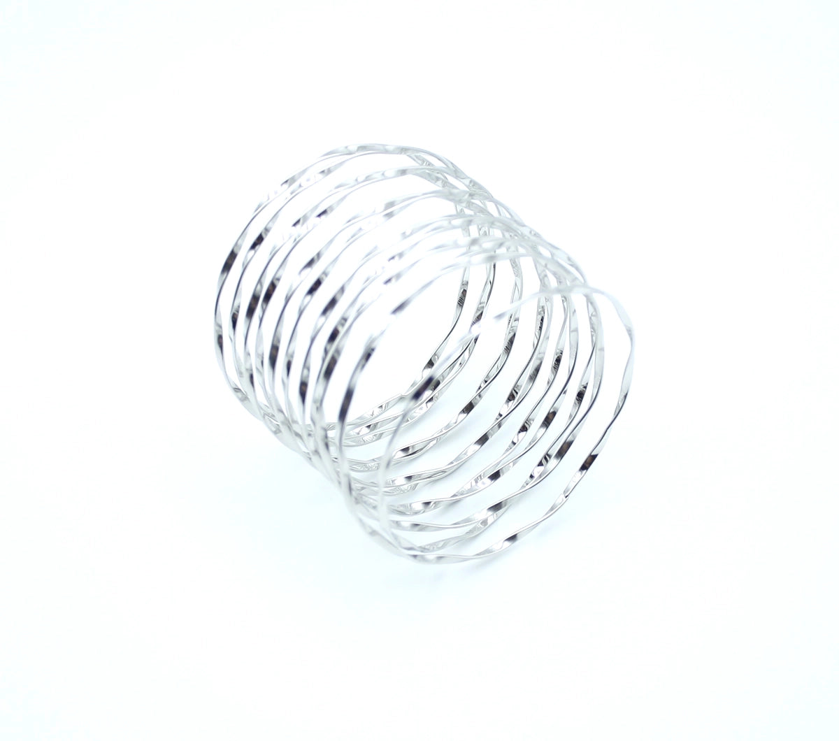 Brazalete Luz plateado con forma elástica y adaptable visto en posición horizontal - DELACABRA