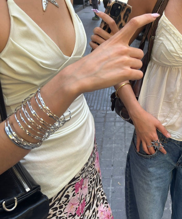 Brazalete Luz en plata, lucido con estilo urbano y combinaciones de anillos - DELACABRA