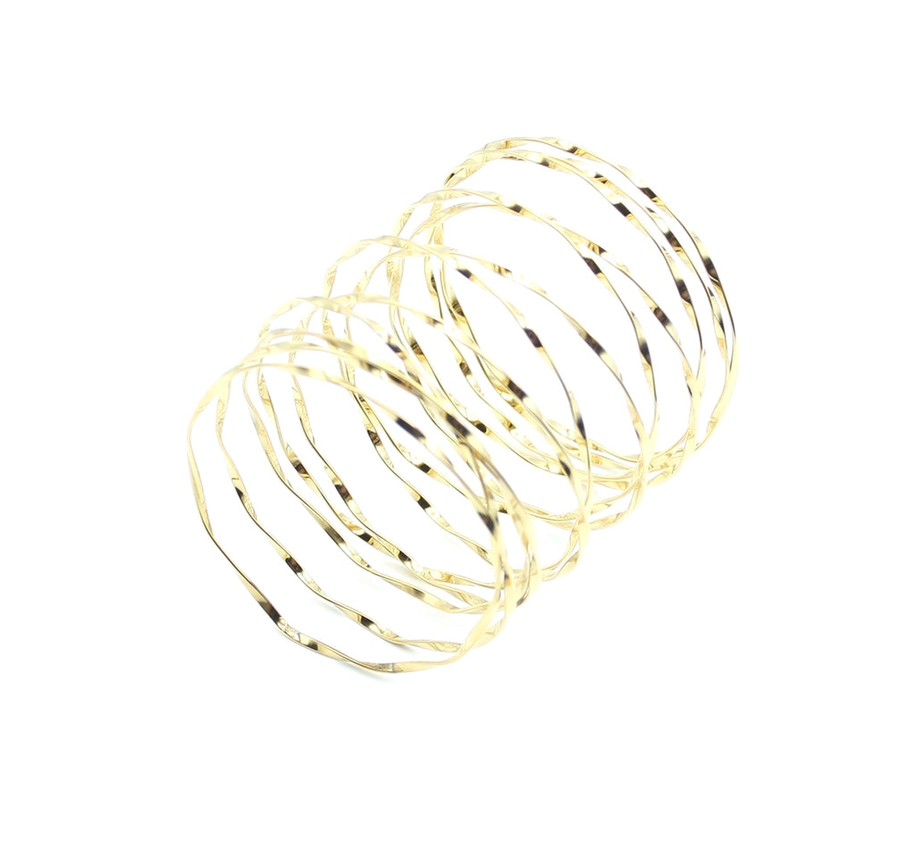 Brazalete Luz dorado visto en posición horizontal con textura irregular y diseño flexible - DELACABRA