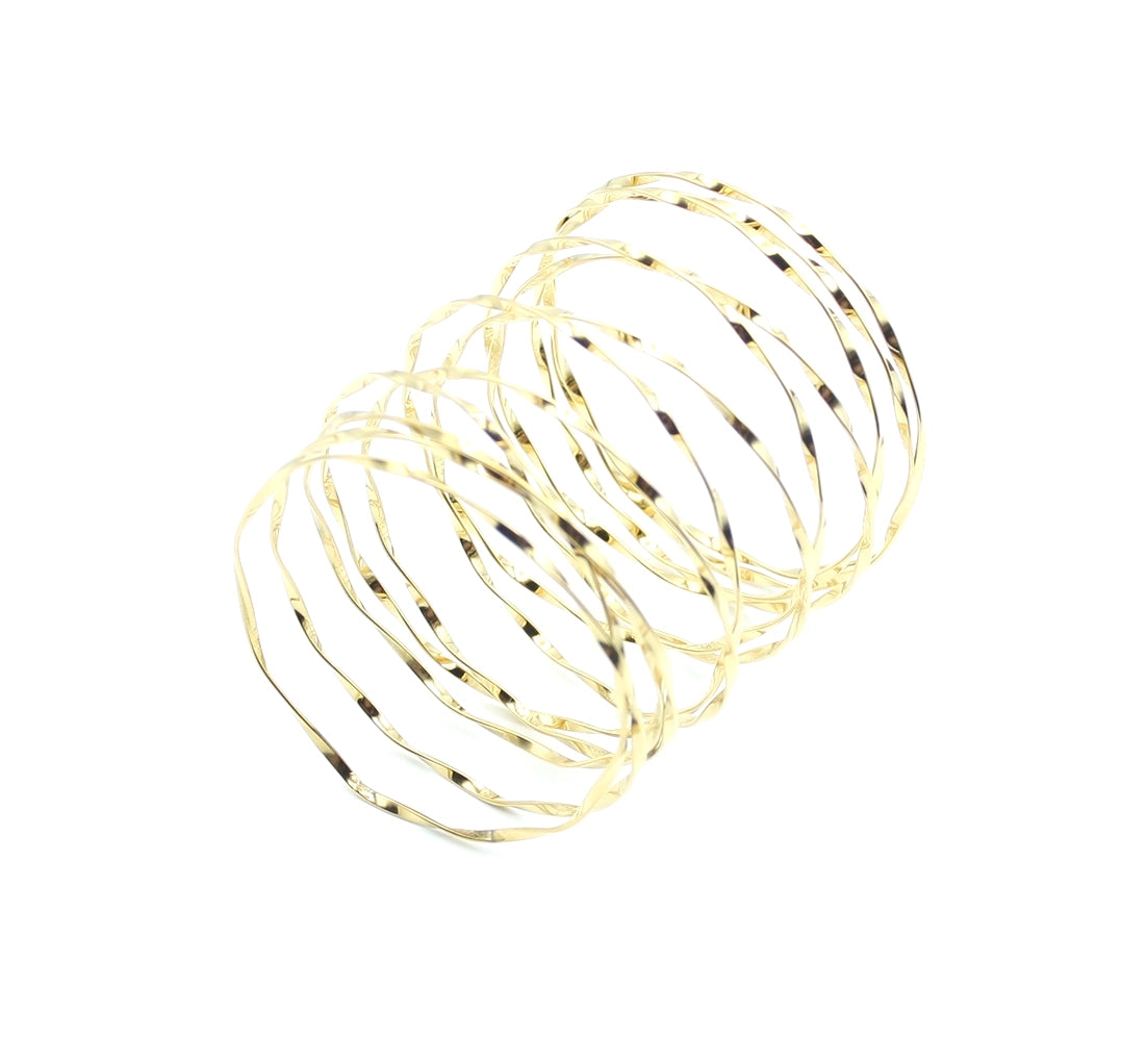 Brazalete Luz dorado visto en posición horizontal con textura irregular y diseño flexible - DELACABRA