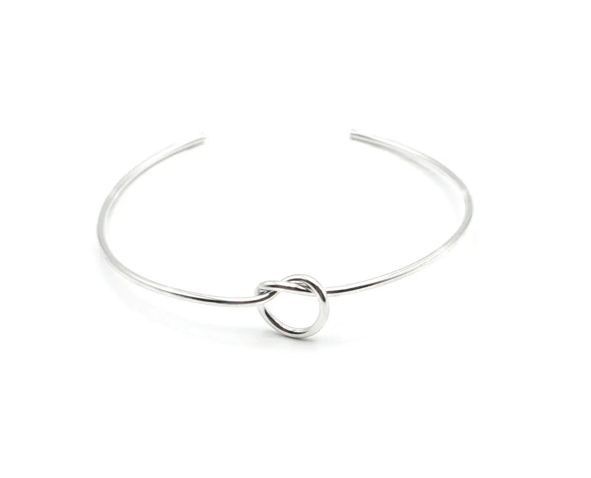 Brazalete Nude acero inoxidable plateado fino con un nudo marinero simple, resistente e hipoalergénico. - DELACABRA