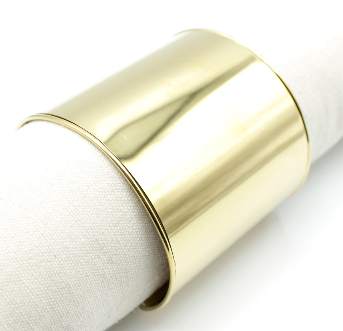 Brazalete Roma acero inoxidable dorado en expositor de tela, resistente combina con muchos outfits - delacabra