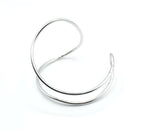 Brazalete Tiana en acero inoxidable plateado, diseño minimalista de doble aro con curva lateral elegante, hipoalergénico, resistente al agua, ajustable y duradero -DELACABRA