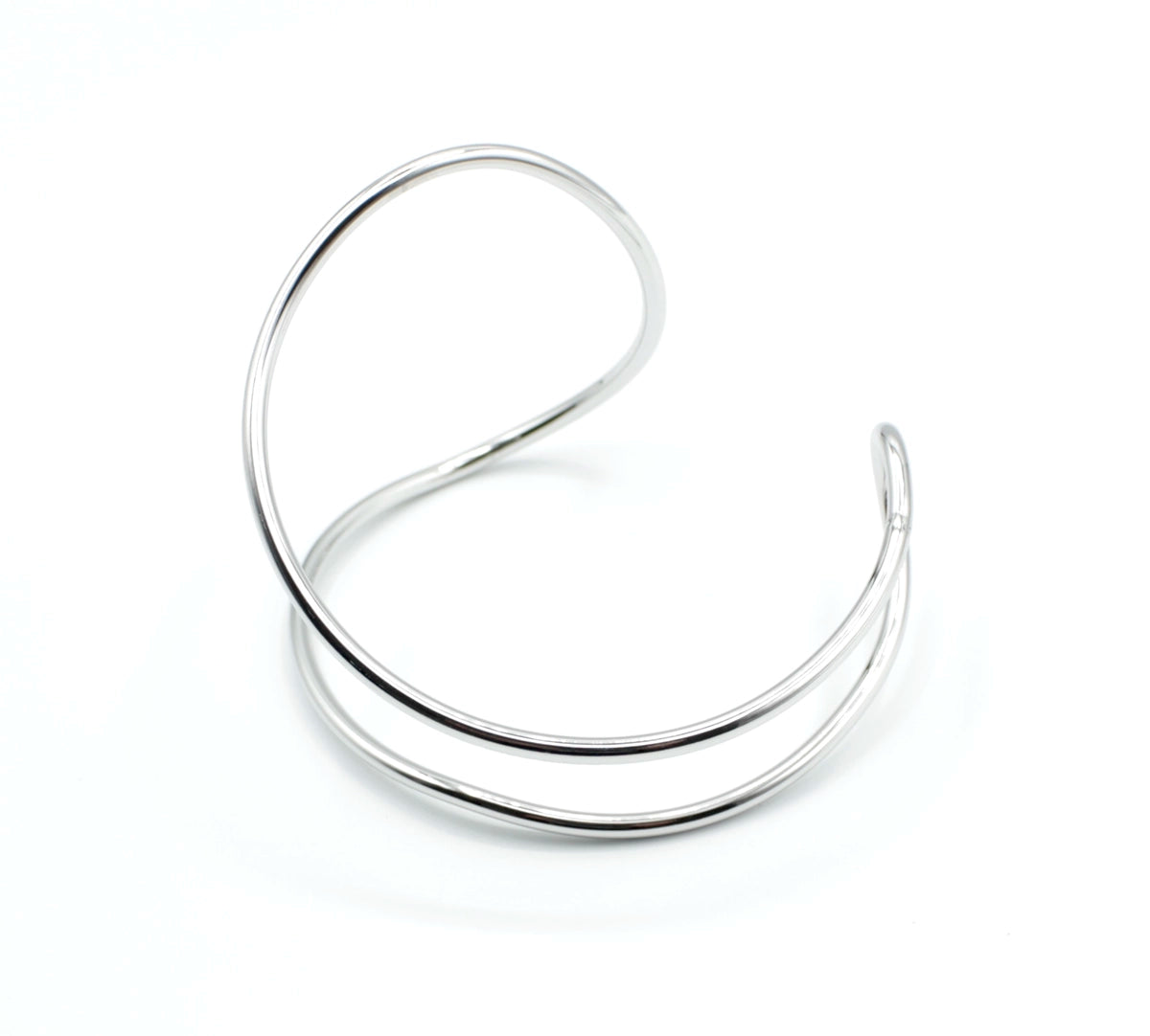 Brazalete Tiana en acero inoxidable plateado, diseño minimalista de doble aro con curva lateral elegante, hipoalergénico, resistente al agua, ajustable y duradero -DELACABRA