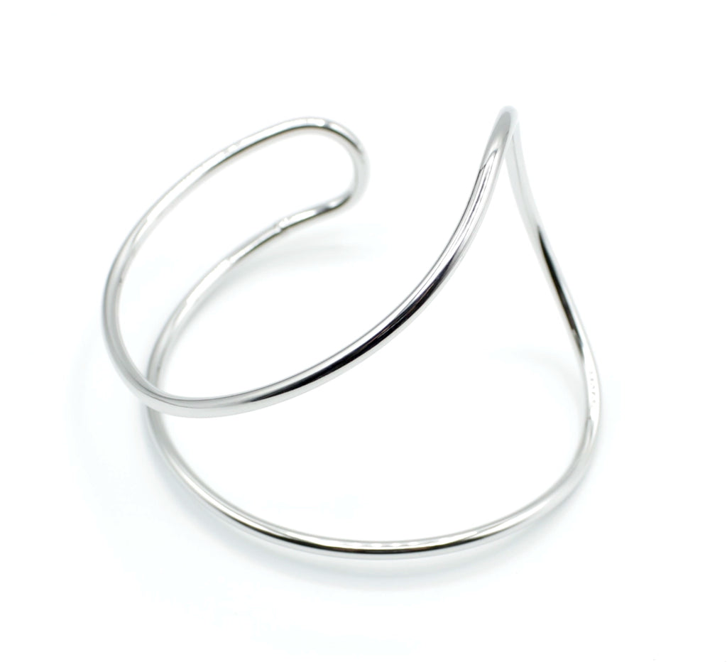 Brazalete Tiana de acero inoxidable plateado con forma de pico hacia arriba, diseño estilizado de líneas fluidas, hipoalergénico, resistente al agua, ajustable y duradero -DELACABRA