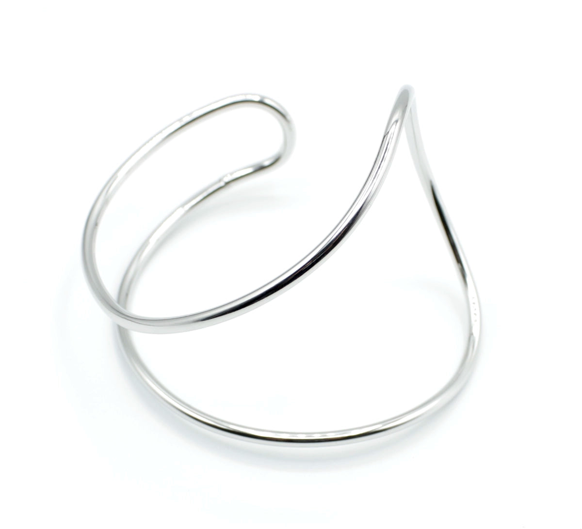 Brazalete Tiana de acero inoxidable plateado con forma de pico hacia arriba, diseño estilizado de líneas fluidas, hipoalergénico, resistente al agua, ajustable y duradero -DELACABRA
