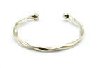 Brazalete Acqua en acero inoxidable dorado con curvatura suave tipo espiral, acabado pulido, hipoalergénico, resistente al agua, ajustable y duradero -DELACABRA