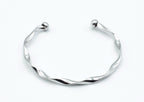 Brazalete Acqua plateado con extremos en forma de esfera, diseño en espiral fluido, acero inoxidable hipoalergénico, resistente al agua, ajustable y duradero -DELACABRA