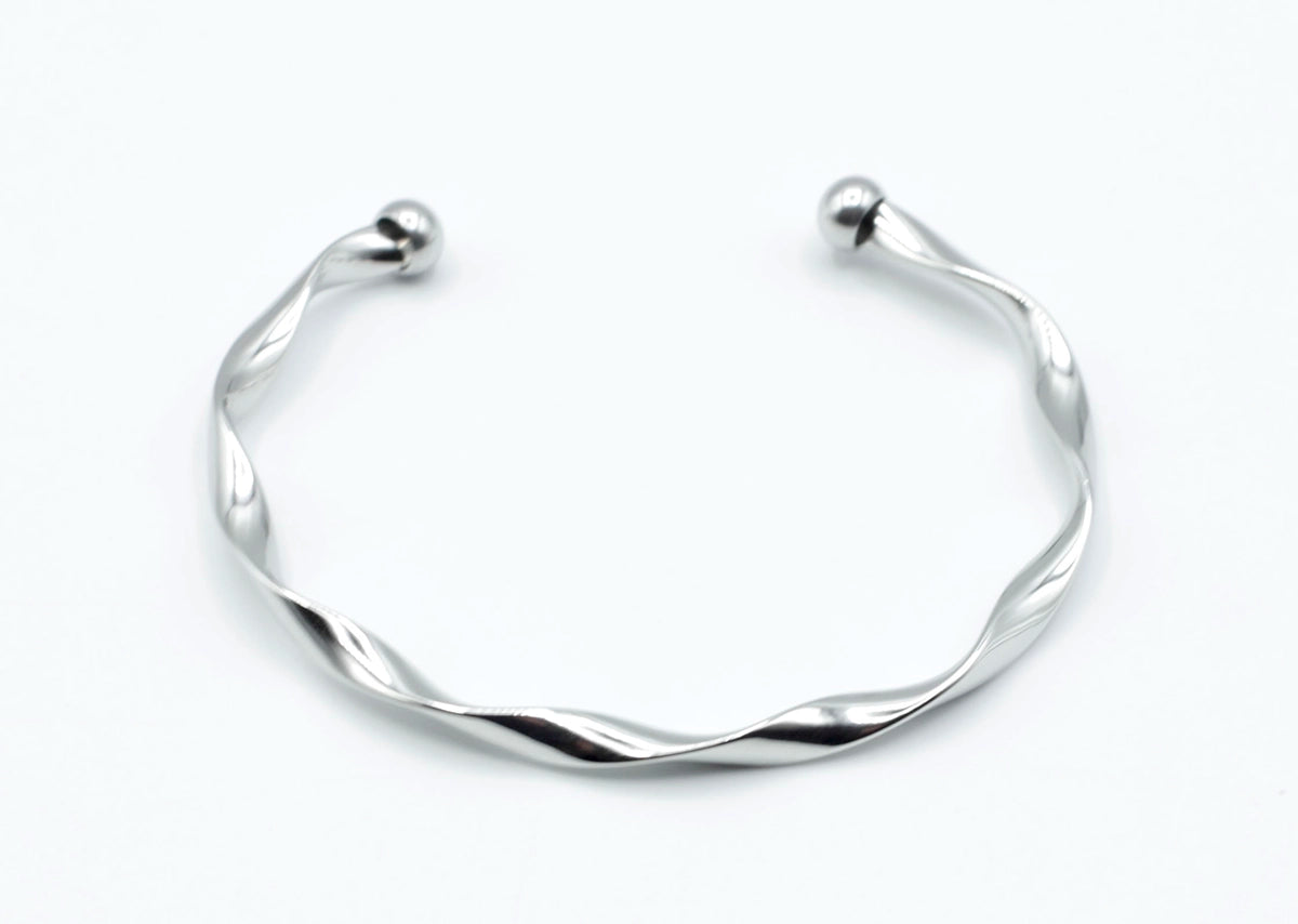 Brazalete Acqua plateado con extremos en forma de esfera, diseño en espiral fluido, acero inoxidable hipoalergénico, resistente al agua, ajustable y duradero -DELACABRA