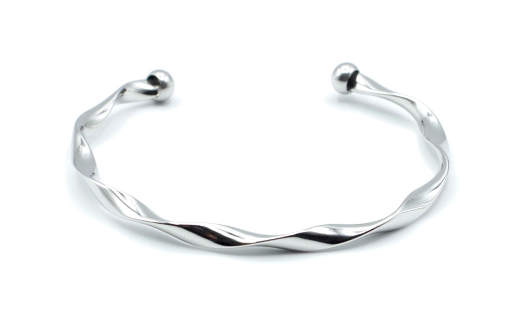 Brazalete Acqua en acero inoxidable plateado con forma retorcida vista desde el frente, hipoalergénico, resistente al agua, ajustable y duradero -DELACABRA